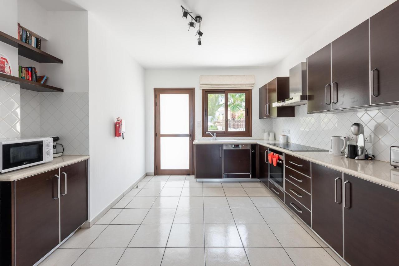 Sea Front Oceanus H3 By Ezoria Villas Ajía Nápa Kültér fotó