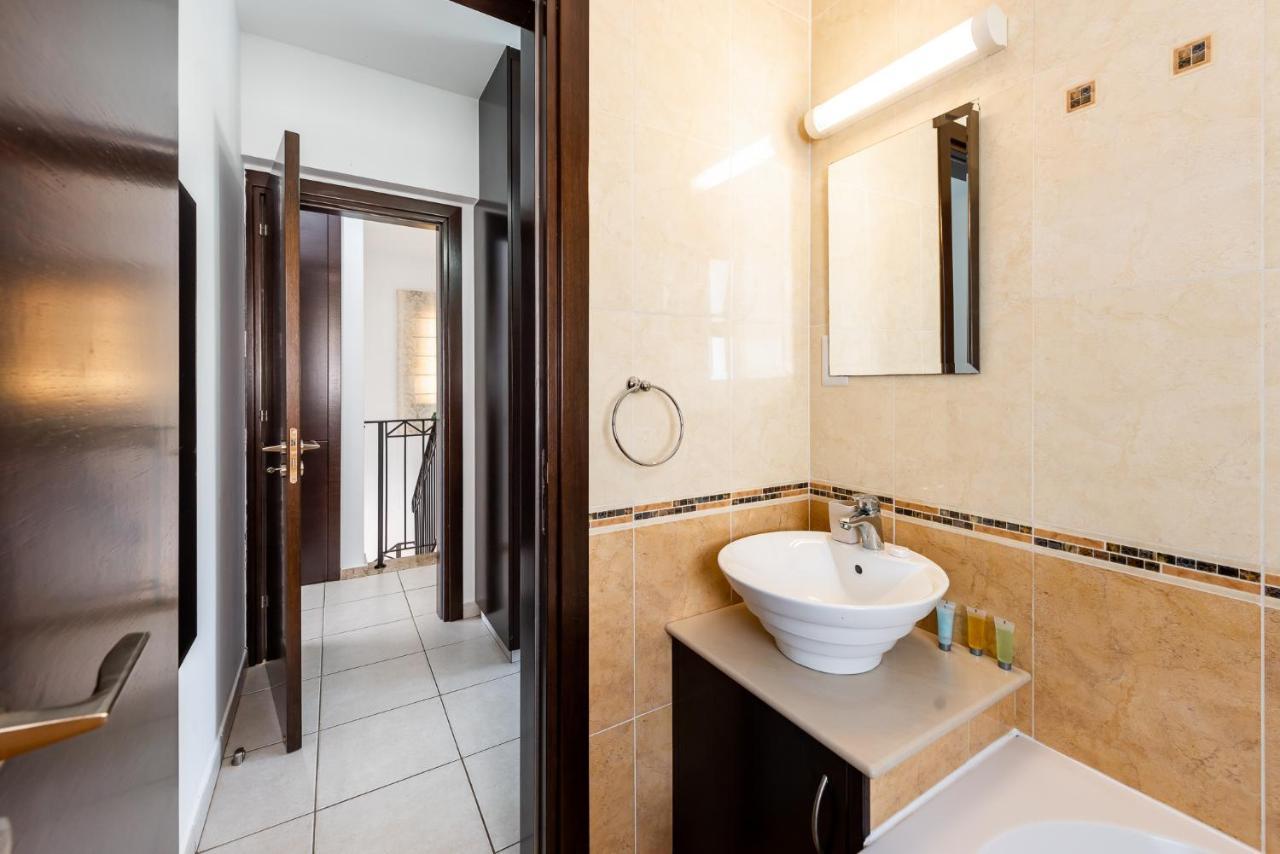 Sea Front Oceanus H3 By Ezoria Villas Ajía Nápa Kültér fotó